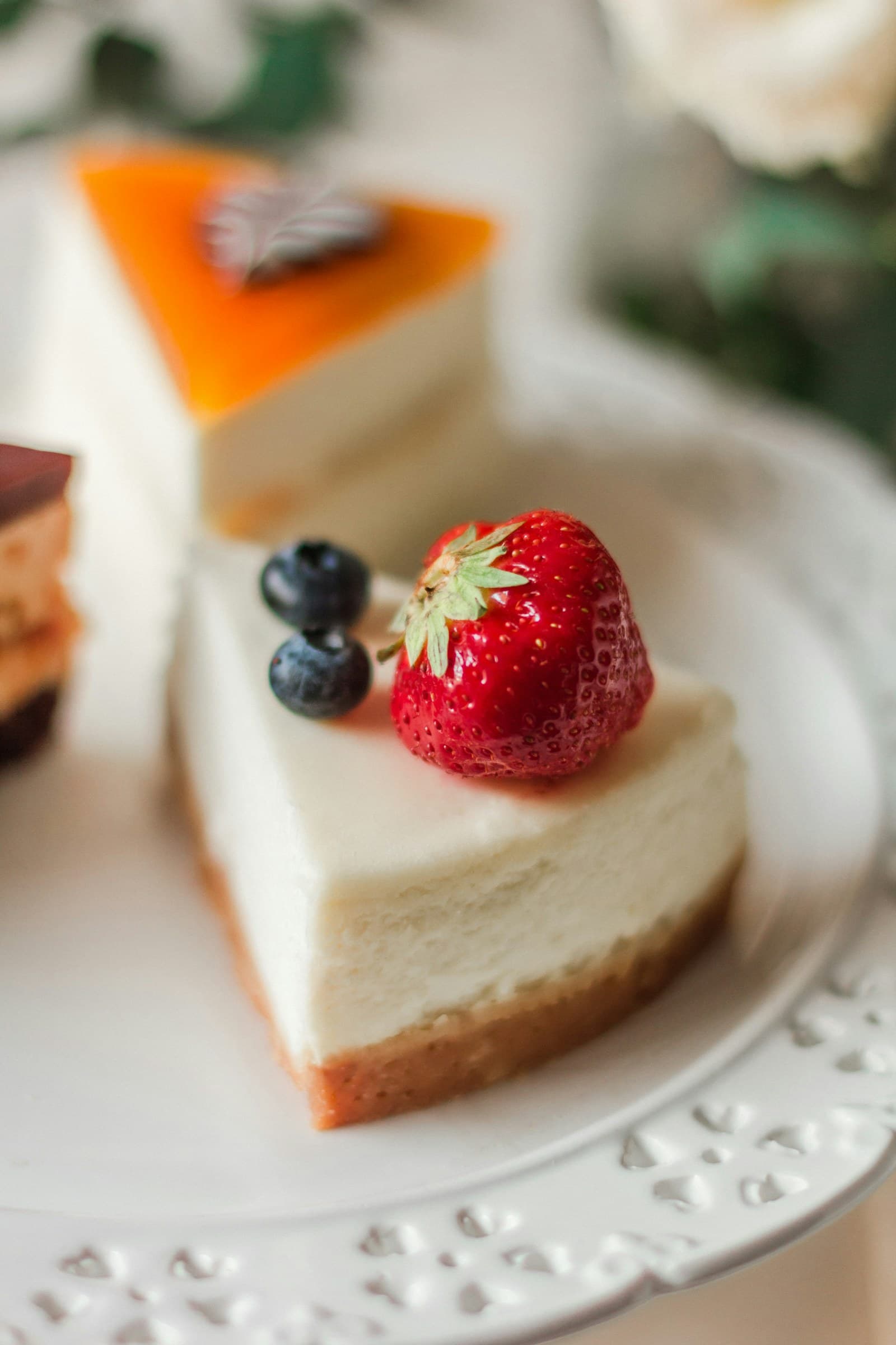 Cheesecake roz decorat cu fructe proaspete